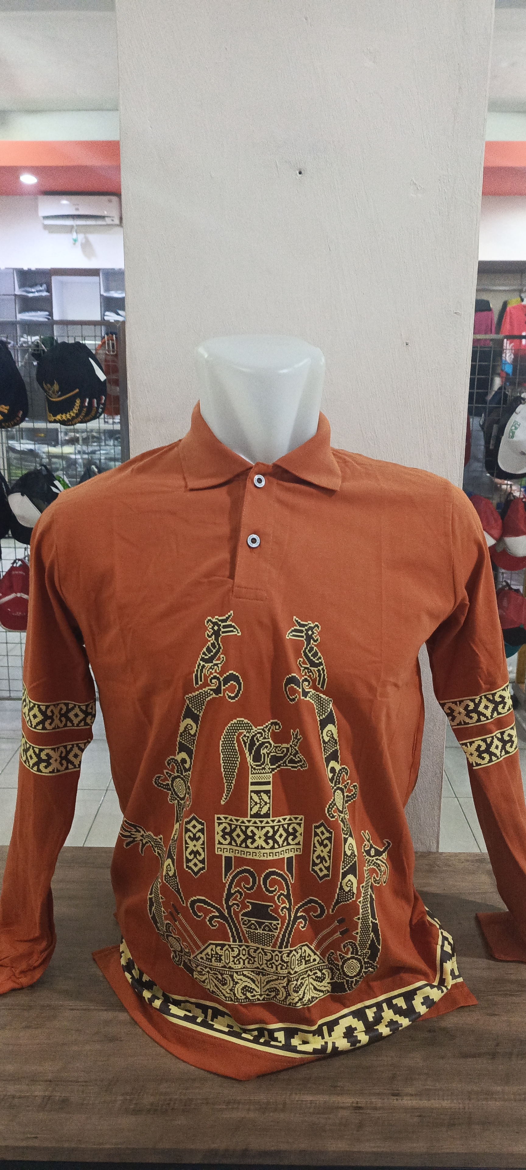 Polo Dayak Gagang Mandau Ellanor Combed 24s Oren Bata (Panjang)