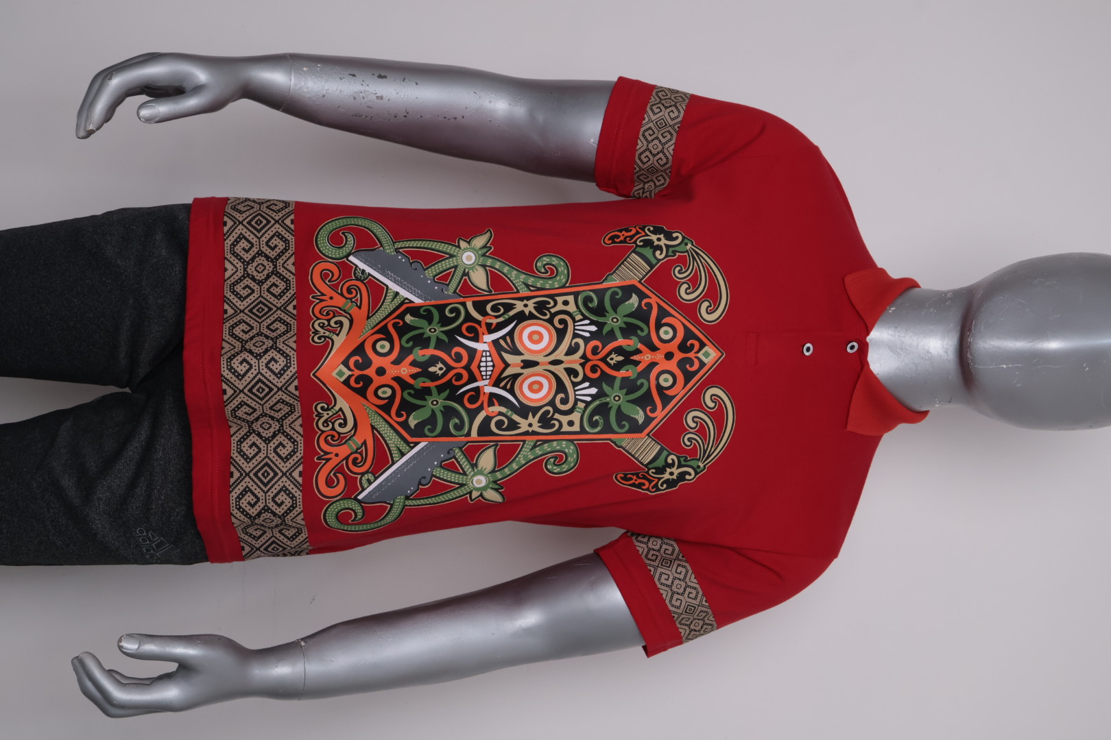 Polo Dayak Telawang Mandau Abdul Combed 24s Merah Cabe (Pendek)
